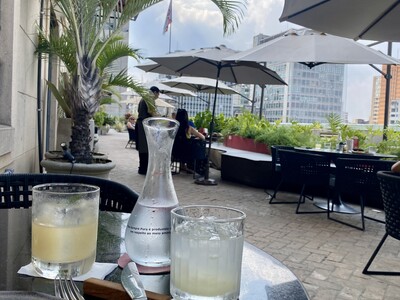 Sair sozinha pode parecer, à primeira vista, um ato simples, mas, na verdade, é uma declaração silenciosa de liberdade e intimidade consigo mesma. 