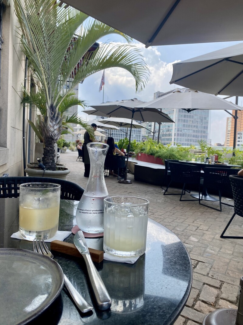 Sair sozinha pode parecer, à primeira vista, um ato simples, mas, na verdade, é uma declaração silenciosa de liberdade e intimidade consigo mesma. 