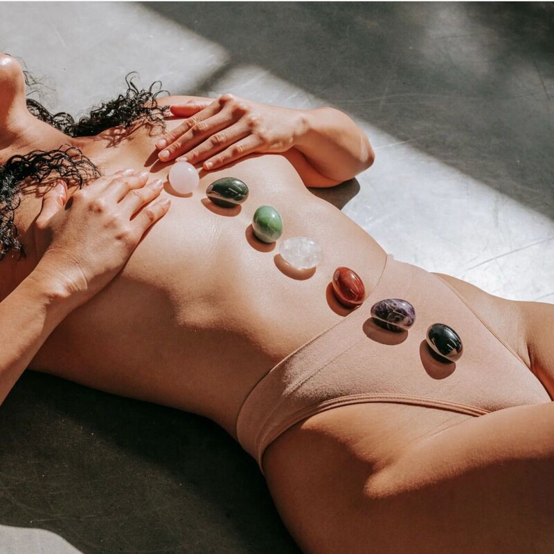 Yoni Eggs — O Retorno da Mulher ao Templo do Prazer e da Cura